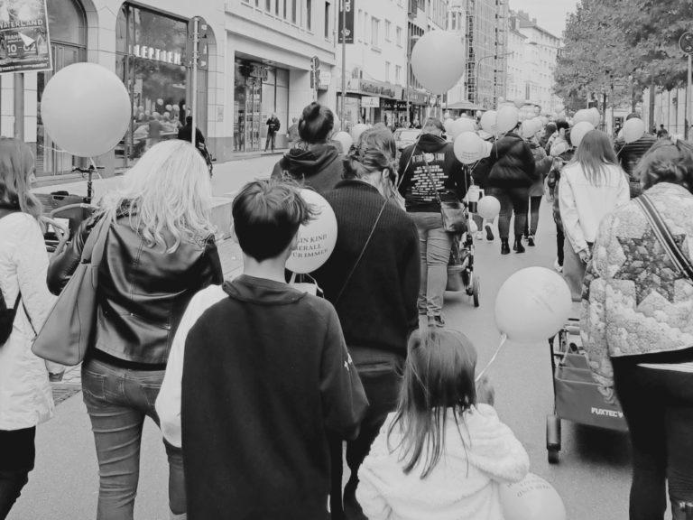 110.000 km für 110.000 Sternenkinder, Demo-Spaziergang in Frankfurt a.M.